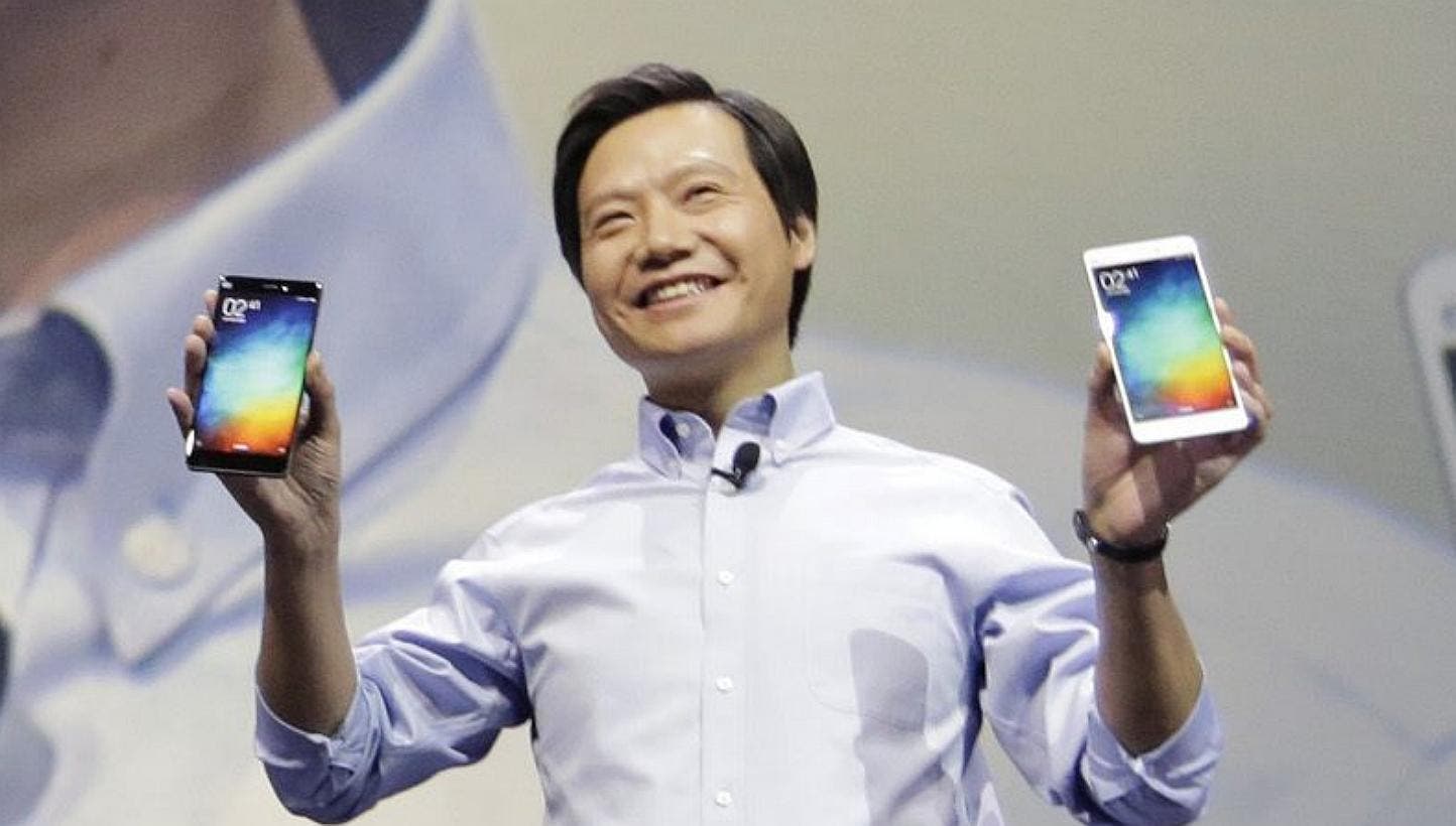 CEO de Xiaomi Lei Jun presenta una lista de características de un smartphone de gama alta